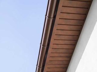 Софит металлический центральная перфорация 0,5 GreenCoat Pural BT, matt с пленкой RR 32 темно-коричневый (RAL 8019 серо-коричневый) 5 - в «Монолит-Металлопрокат».