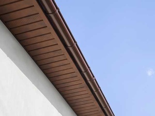Софит металлический центральная перфорация 0,5 GreenCoat Pural BT, matt с пленкой RR 32 темно-коричневый (RAL 8019 серо-коричневый) 2 - в «Монолит-Металлопрокат».